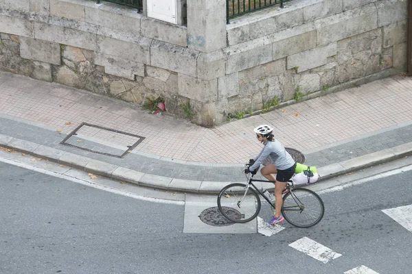 Pontevedra Spanien Augusti 2016 Kvinna Monterad Cykel Rullar Med Gatorna — Stockfoto