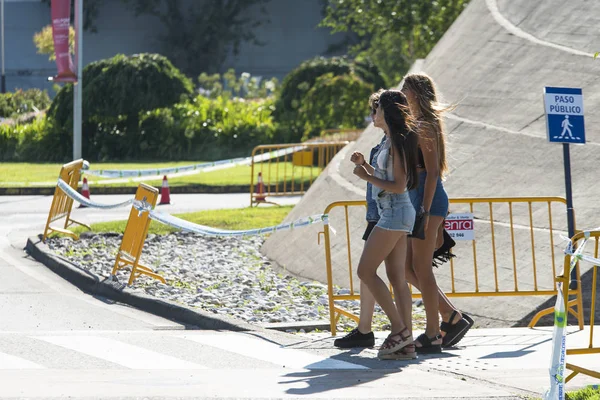 Pontevedra España Agosto 2016 Dos Niñas Cruzan Paso Peatonal Durante — Foto de Stock