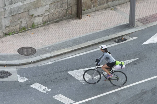 Понтеведра Испания Августа 2016 Года Женщина Сидящая Велосипеде Катается Одной — стоковое фото