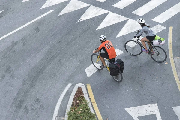 Понтеведра Испания Августа 2016 Года Мужчина Женщина Сидящие Двух Велосипедах — стоковое фото