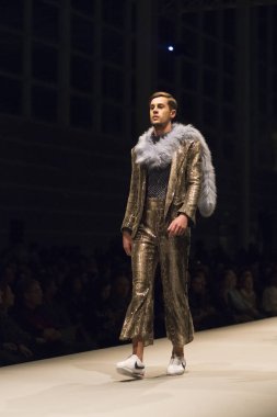 Pontevedra, Ispanya-24 Kasım 2016: ücretsiz giriş moda gösterisi, Vigo Üniversitesi Tekstil tasarımı okulu öğrencileri son eserleri, Pontevedra düzenlenen.