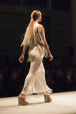 Pontevedra, Ispanya-24 Kasım 2016: ücretsiz giriş moda gösterisi, Vigo Üniversitesi Tekstil tasarımı okulu öğrencileri son eserleri, Pontevedra düzenlenen.