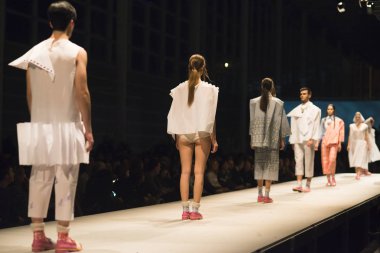 Pontevedra, Ispanya-24 Kasım 2016: ücretsiz giriş moda gösterisi, Vigo Üniversitesi Tekstil tasarımı okulu öğrencileri son eserleri, Pontevedra düzenlenen.