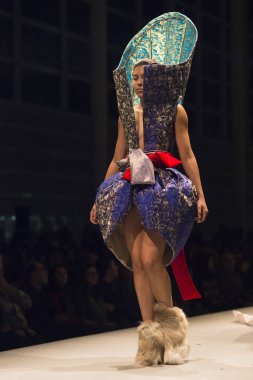 Pontevedra, Ispanya-24 Kasım 2016: ücretsiz giriş moda gösterisi, Vigo Üniversitesi Tekstil tasarımı okulu öğrencileri son eserleri, Pontevedra düzenlenen.