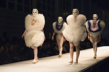 Pontevedra, Ispanya-24 Kasım 2016: ücretsiz giriş moda gösterisi, Vigo Üniversitesi Tekstil tasarımı okulu öğrencileri son eserleri, Pontevedra düzenlenen.