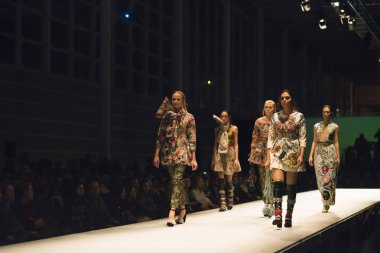 Pontevedra, Ispanya-24 Kasım 2016: ücretsiz giriş moda gösterisi, Vigo Üniversitesi Tekstil tasarımı okulu öğrencileri son eserleri, Pontevedra düzenlenen.