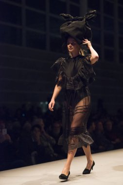 Pontevedra, Ispanya-24 Kasım 2016: ücretsiz giriş moda gösterisi, Vigo Üniversitesi Tekstil tasarımı okulu öğrencileri son eserleri, Pontevedra düzenlenen.