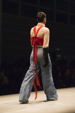 Pontevedra, Ispanya-24 Kasım 2016: ücretsiz giriş moda gösterisi, Vigo Üniversitesi Tekstil tasarımı okulu öğrencileri son eserleri, Pontevedra düzenlenen.