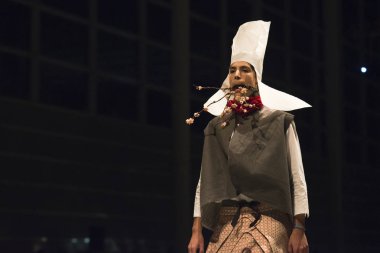 Pontevedra, Ispanya-24 Kasım 2016: ücretsiz giriş moda gösterisi, Vigo Üniversitesi Tekstil tasarımı okulu öğrencileri son eserleri, Pontevedra düzenlenen.