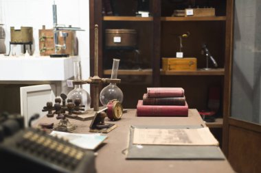 Valdepeas, İspanya - 23 Aralık 2016: Vintage kırtasiye ve daktilo ile antika masa