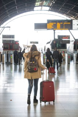 Valencia, İspanya - 24 Aralık 2016: Şehrin merkez tren istasyonunun iç kesiminde bavullu kadınlar.