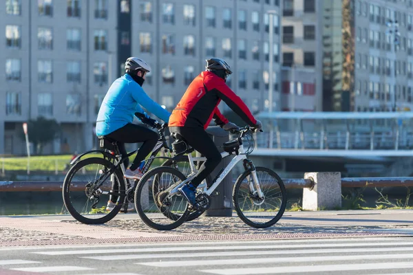 Pontevedra Espanha Janeiro 2017 Dois Homens Andam Bicicleta Por Dos — Fotografia de Stock