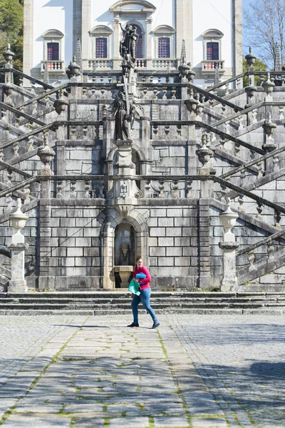 Arcos Valdevez Portogallo Aprile 2017 Donna Che Passa Davanti Santuario — Foto Stock