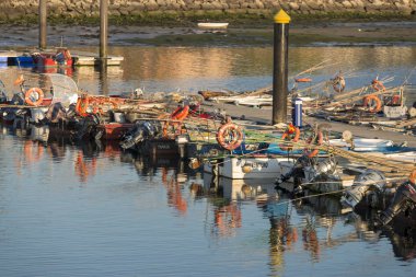 Arcade, İspanya - 8 Nisan 2017: Rıhtım iskelelerine demirlemiş küçük balıkçı tekneleri