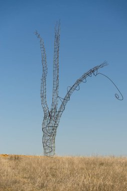 Leon, İspanya - 13 Nisan 2017: İspanya'nın Leon eyaletinde sahagun ortasında büyük metal heykel 