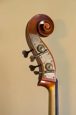 kontrbas ahşap headstock metal detayları, yakın görünüm 