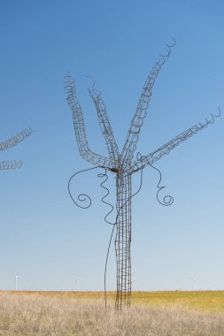 Leon, İspanya - 13 Nisan 2017: İspanya'nın Leon eyaletinde sahagun ortasında büyük metal heykel