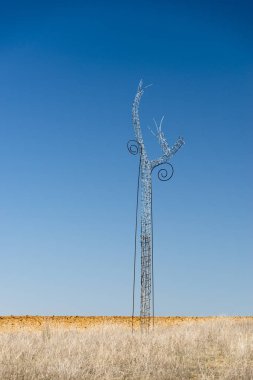 Leon, İspanya - 13 Nisan 2017: İspanya'nın Leon eyaletinde sahagun ortasında büyük metal heykel