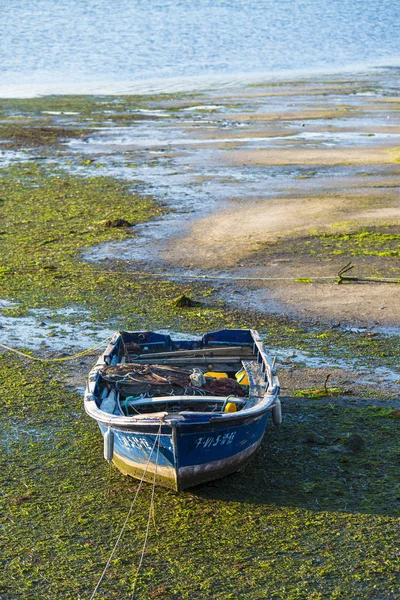 Arcade Espanha Abril 2017 Barco Encalhado Costa Maré Baixa — Fotografia de Stock