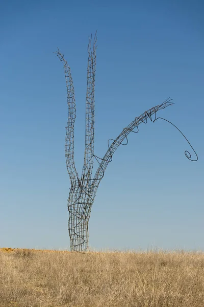 Leon, İspanya - 13 Nisan 2017: İspanya'nın Leon eyaletinde sahagun ortasında büyük metal heykel 