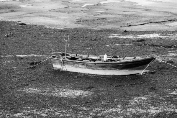 Παλιά Ψαρόβαρκα Εγκλωβισμένοι Στην Παραλία Άμμο — Φωτογραφία Αρχείου