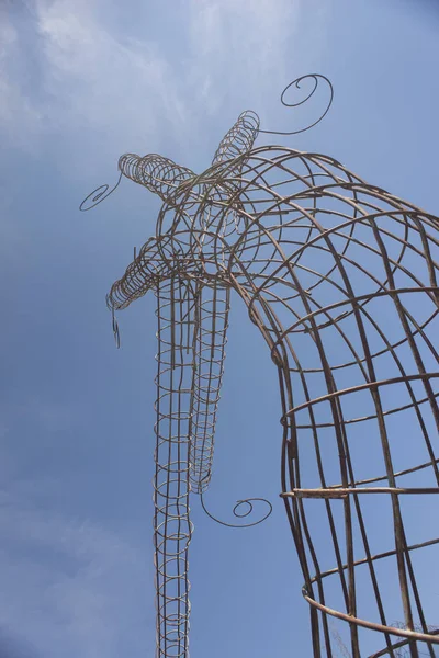 Leon, İspanya - 13 Nisan 2017: İspanya'nın Leon eyaletinde sahagun ortasında büyük metal heykel