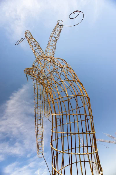 Leon, İspanya - 13 Nisan 2017: İspanya'nın Leon eyaletinde sahagun ortasında büyük metal heykel 