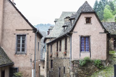 Conques, Fransa - 15 Nisan 2017: Camino de Santiago'nun bir parçası olan köyün ortaçağ mimarisinin detayları.