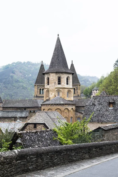 国の南西にあるドゥルドゥ コンケス川の谷にあるコンケス フランス サント フォイ修道院のおかげでフランスで最も重要な巡礼センターの一つです — ストック写真