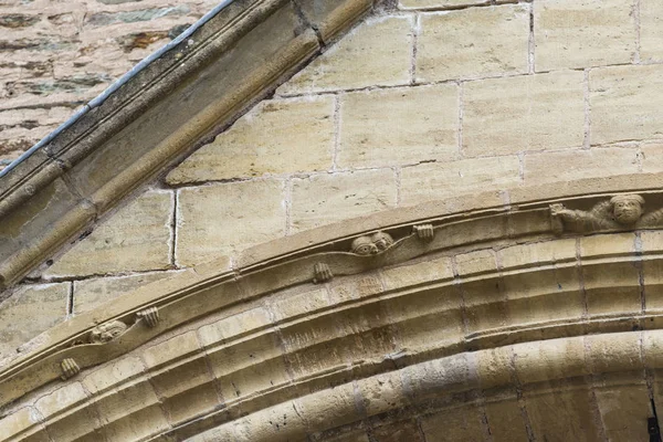 Detalle Los Relieves Del Pórtico Abadía Sainte Foy Conques Francia — Foto de Stock