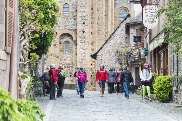 Conques Francie Dubna 2017 Skupina Turistů Prochází Jednou Ulic Obce — Stock fotografie