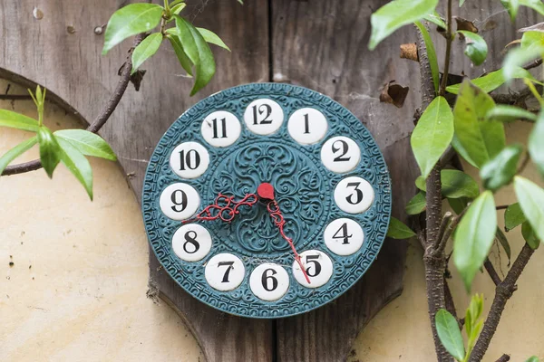 Декоративные Часы Двери Дома Французской Деревне — стоковое фото