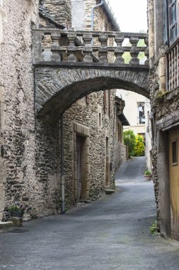 Estaing, Fransa - 15 Nisan 2017: Camino de Santiago nehrinin bir parçası olan Ortaçağ köyünün manzarası.