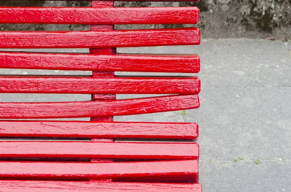 一张漆成深红色的木制长椅的细部 — 图库照片
