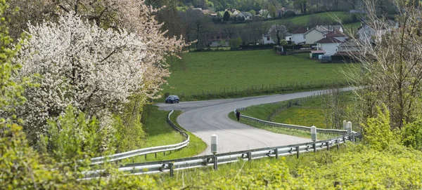 Estrada Sinuosa Uma Área Rural França Primavera — Fotografia de Stock