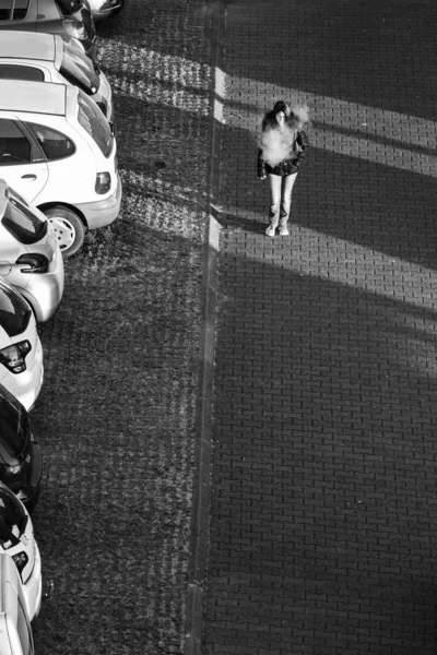 2017年4月18日フランス トゥールーズ 石畳の通りを歩いていると若い女性が浮かぶ — ストック写真