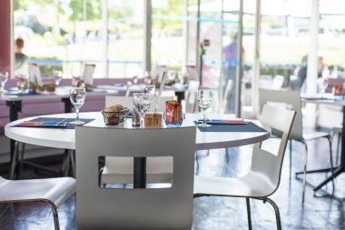 Toulouse, Fransa - 18 Nisan 2017: Bardaklar, tabaklar ve çatal bıçaklarla hazırlanmış bir restoranın ayrıntıları.