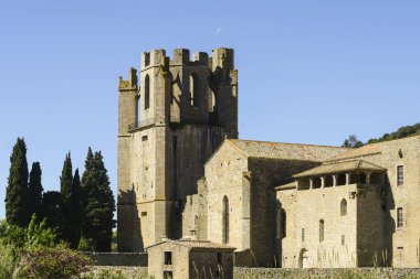 Languedoc 'taki Lagrasse, Abbaye Sainte-Marie de Lagrasse ya da Sainte-Marie-d' Orbieu manastırı, Fransız Benedictine Romanesque manastırı..