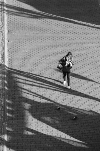 Toulouse Frankreich April 2017 Eine Junge Frau Geht Von Der — Stockfoto