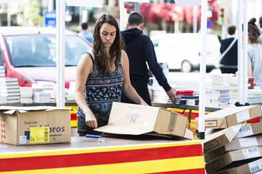 Barselona, İspanya - 23 Nisan 2017: San Jordi kutlamalarında bir kitapçının hazırlanması.