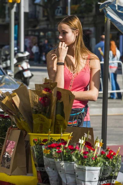Barcelona España Abril 2017 Una Joven Vende Rosas Puesto Callejero — Foto de Stock