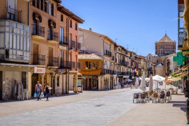 TORO, İspanya - Haziran 149, 2018: İspanya 'nın Kastilya y Len özerk bölgesinde Zamora iline bağlı Toro köyünün mimarisi.