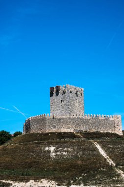 Castillo de Tiedra, İspanya 'nın Valladolid eyaletinde yer alan bir şehirdir. Şimdiki kale, orjinal duvarın yıkımından kalan bir küp..