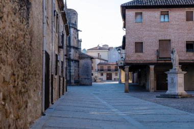 BURGO de OSMA, İspanya - 22 Haziran 2018: Soria ilinin geleneksel mimarisi ile köyün tarihi merkezinin sokaklarının ayrıntıları.