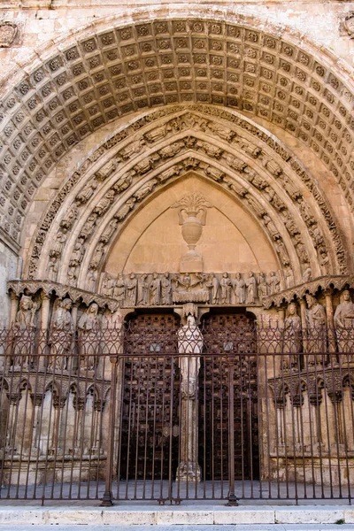 哥特式的El Burgo Osma主教座堂取代了另一个罗马风格的主教座堂 它也展示了其他风格的贡献 最后是新古典风格的贡献 — 图库照片