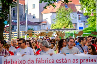 PONTEVEDRA, İspanya - 16 Haziran 2018: Köyün bir kıyı bölgesinde, Ria de Pontevedra 'da kağıt hamuru endüstrisinin kalıcılığına karşı gösteri.