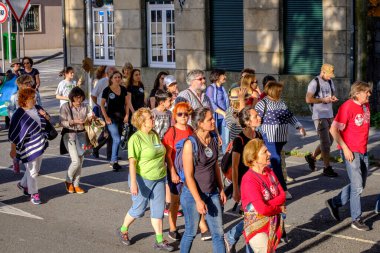 PONTEVEDRA, İspanya - 16 Haziran 2018: Köyün bir kıyı bölgesinde, Ria de Pontevedra 'da kağıt hamuru endüstrisinin kalıcılığına karşı gösteri.