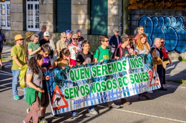 PONTEVEDRA, İspanya - 16 Haziran 2018: Köyün bir kıyı bölgesinde, Ria de Pontevedra 'da kağıt hamuru endüstrisinin kalıcılığına karşı gösteri.