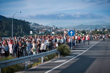 PONTEVEDRA, İspanya - 16 Haziran 2018: Köyün bir kıyı bölgesinde, Ria de Pontevedra 'da kağıt hamuru endüstrisinin kalıcılığına karşı gösteri.