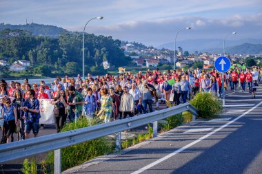 PONTEVEDRA, İspanya - 16 Haziran 2018: Köyün bir kıyı bölgesinde, Ria de Pontevedra 'da kağıt hamuru endüstrisinin kalıcılığına karşı gösteri.